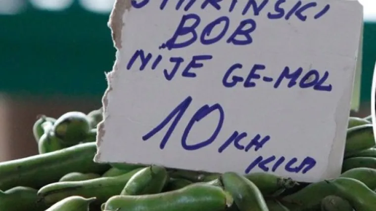 Simpatična bakica na tržnici reklamira svoju robu: 'Starinski bob, nije Ge-mol'