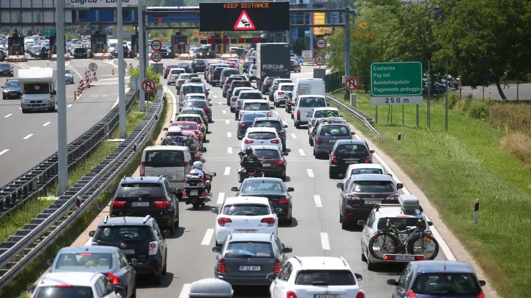 Vozači, budite strpljivi: zbog pojačanog prometa zastoji i kolone u smjeru mora