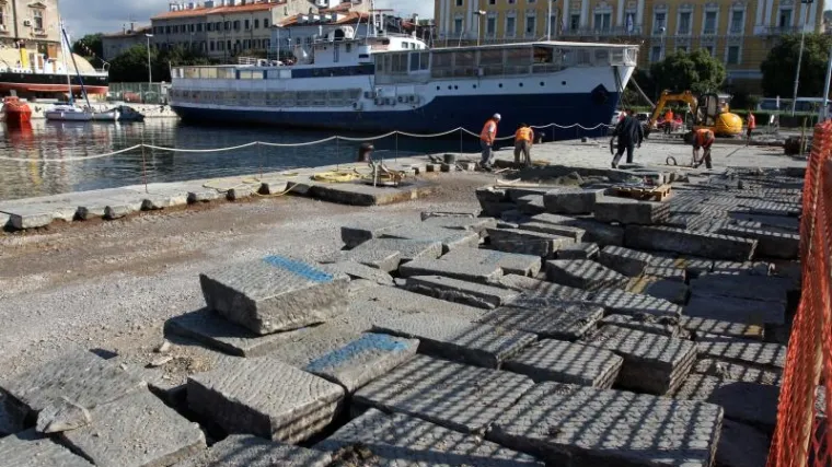 Riječanin pro&scaron;ao kroz crveno pa poku&scaron;ao pobjeći policiji - skokom u more