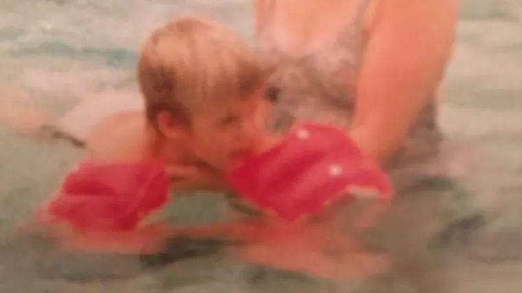 Ovaj preslatki dječak s 'plivicama' je slavni nogometa&scaron;, a znate li koji?