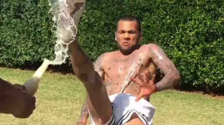 Dani Alves pokazao je kako možete otvoriti pivo