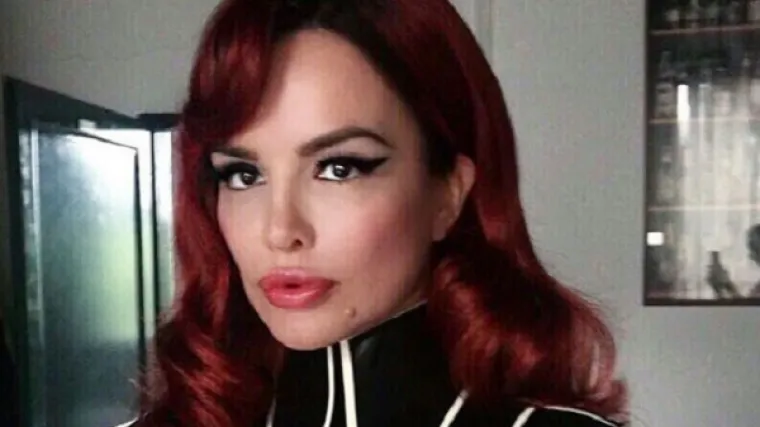 Severina u seksi sado-mazo kostimu pokazala bujni dekolte