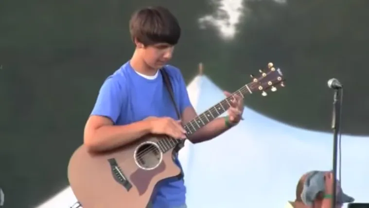 Tinejdžer izveo sjajan performans s akustičnom gitarom