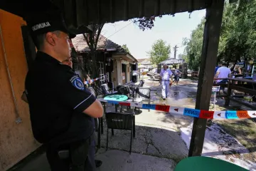 U kafiću je svirala pjesma 'Lipe cvatu', a onda se začuo rafal