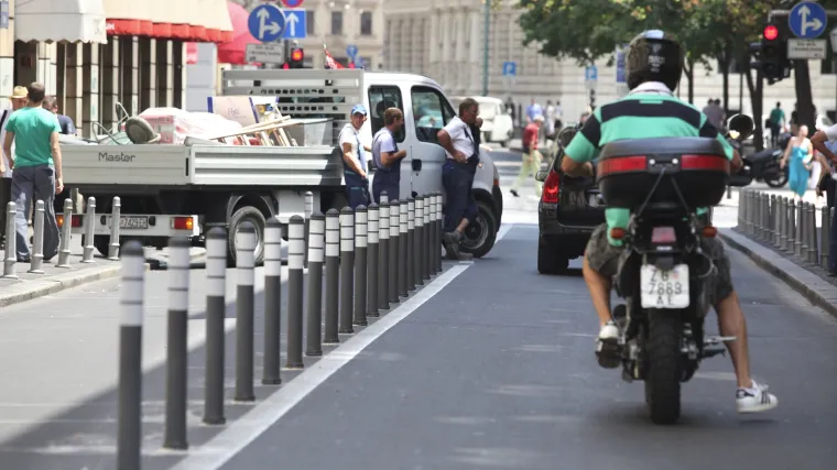 U Zagrebu niklo 30.000 prometnih stupića: sigurnost građana ili rasipanje njihovog novca?