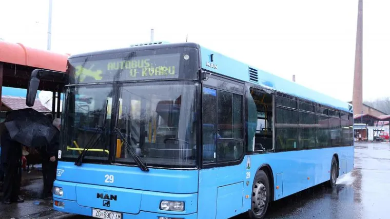 Nesreća pokraj Glavnog kolodvora: autobus ZET-a se zabio u zaštitnu ogradu: ozlijeđene četiri osobe