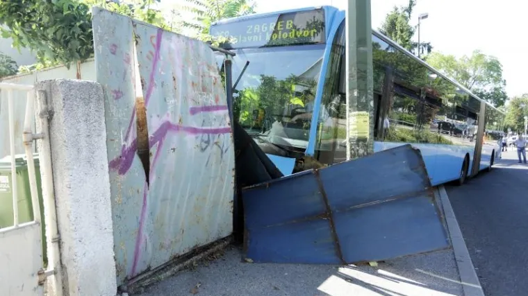 Vozač ZET-a izgubio je kontrolu i zabio se autobusom u zid, ima ozlijeđenih