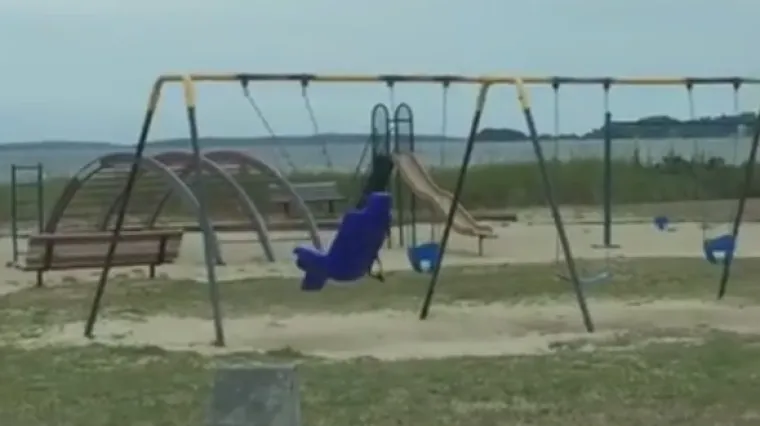 Snimio duha dok se ljuljao na dječjem igralištu?