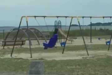 Snimio duha dok se ljuljao na dječjem igralištu?