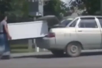 Frajer vozi, a ona za njim nosi hladnjak...