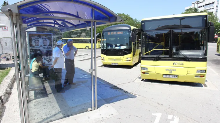 Treći napad u mjesec dana: bacio pivsku bocu na gradski autobus, dvije putnice ozlijeđene