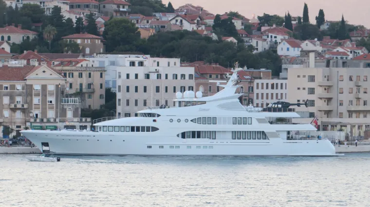 Jedna od najluksuznijih jahti na svijetu stigla u Split: dugačka je 77 metara, a vrijedi najmanje 100 milijuna dolara!