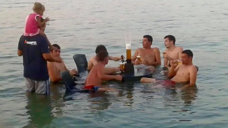 Čemu po pivo na plažu kad možeš preseliti pivnicu nasred mora