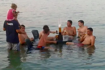 Čemu po pivo na plažu kad možeš preseliti pivnicu nasred mora
