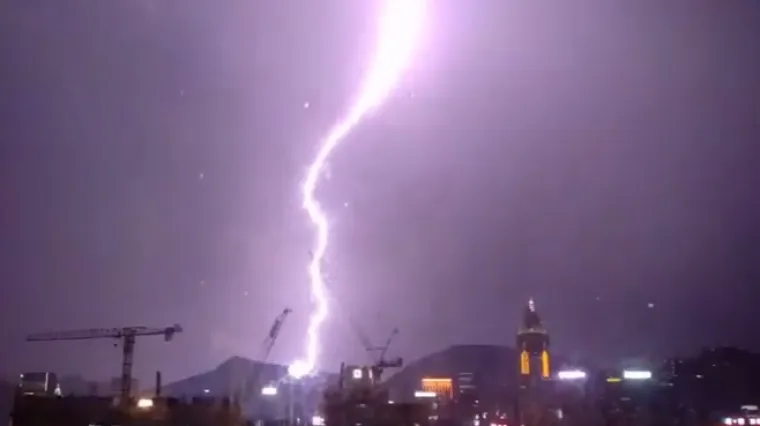 Prirodni fenomen: u 12 sati zabilježili 10.000 udara gromova u Hong Kongu