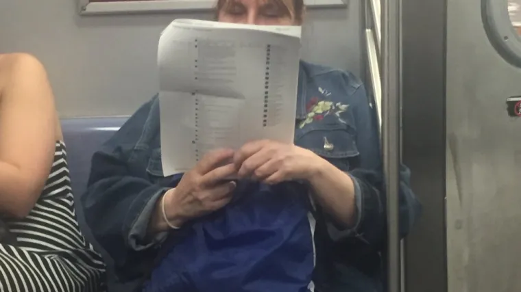 U podzemnoj čitala komentare s Facebooka - isprintane na 15 stranica