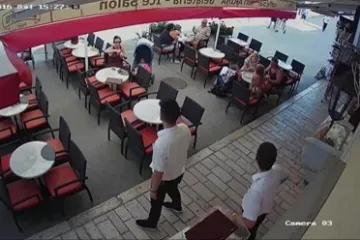 Turist s obitelji sjeo na sladoled u Rovinju, izvadio vrećicu s insektima i...