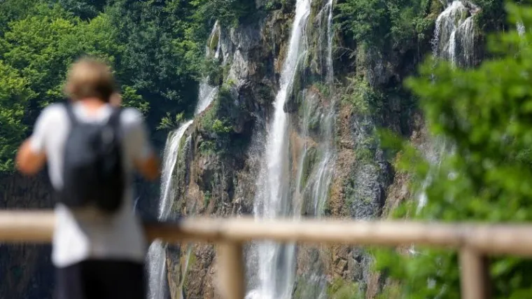 Zbog sve če&scaron;ćih nesreća na Plitvicama, odgovorni razmi&scaron;ljaju da kažu NE sandalama, natikačama i japankama