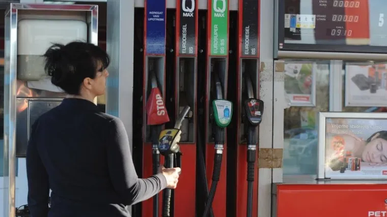 Najveći pad cijene nafte u posljednjih pola godine: od sutra u Hrvatskoj točite jeftinije gorivo!