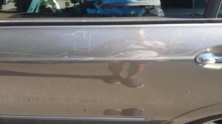 Auto beogradskih tablica u Rijeci išarali ustaškim znakovima