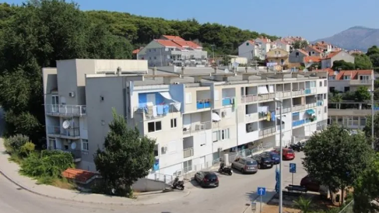 Krov zgrade u dubrovačkoj Hladnici sagrađen je od azbesta, stanari tvrde da ljudi umiru zbog njega