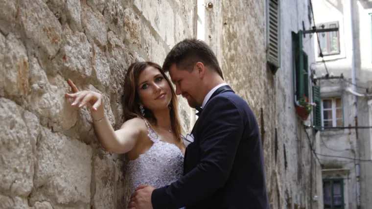 Zaljubljeni u Kre&scaron;imirov grad: vjenčali su se u Poljskoj, a za fotografiranje su potegli čak do &Scaron;ibenika!
