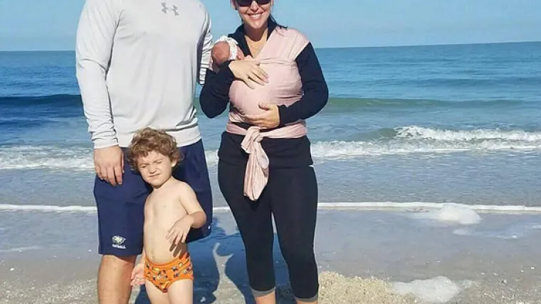 Tata se prekrio dekom dok je jeo u restoranu kako bi ukazao na problem s kojim se dojilje susreću neprestano!