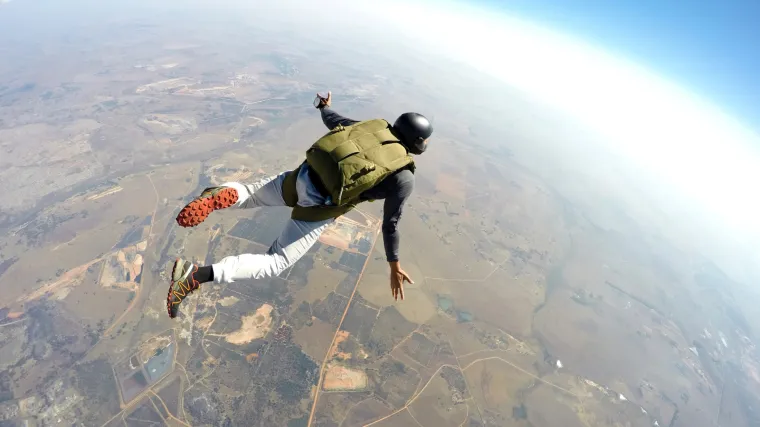 Hrabrost ili ludost, te&scaron;ko je reći: skydiver će skočiti sa 7600 metara bez padobrana!