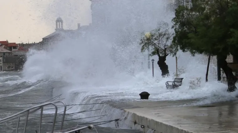 Zbog olujnih vjetrova Meteoalarm proglasio crvenu uzbunu