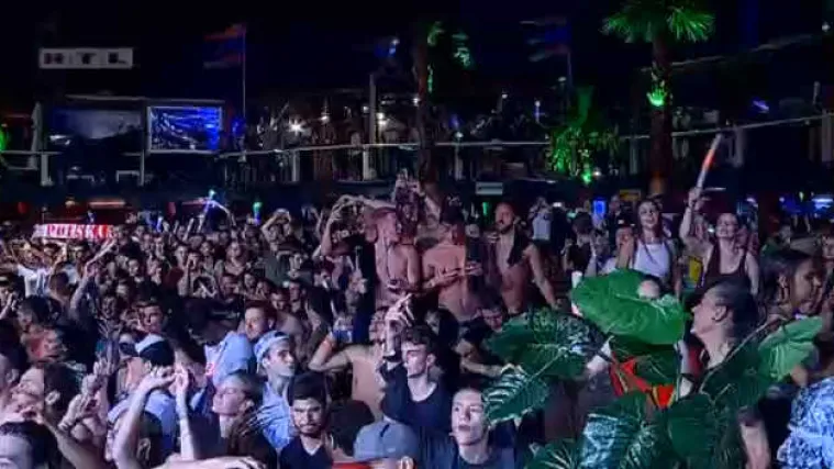 Skrillex 'razvalio' na Zrću: iako su stranci u publici oduševljavali plesom, njihovo znanje geografije pokazalo se manje zavidnim