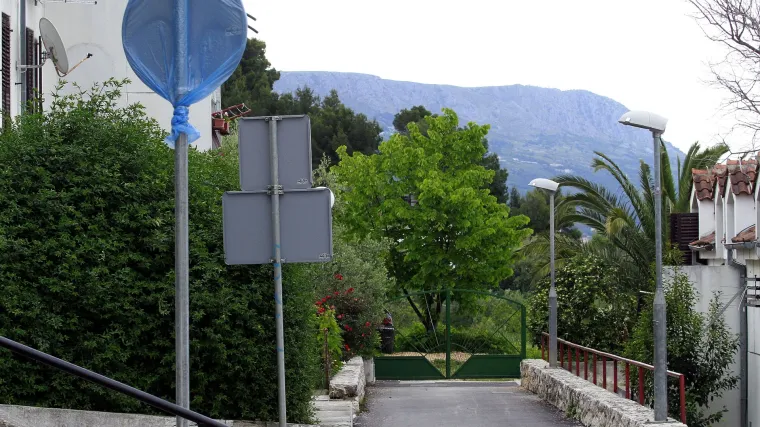 Trojica 'golaća' vodili ljubav sa stupom pred &scaron;okiranim prolaznicima u Splitu