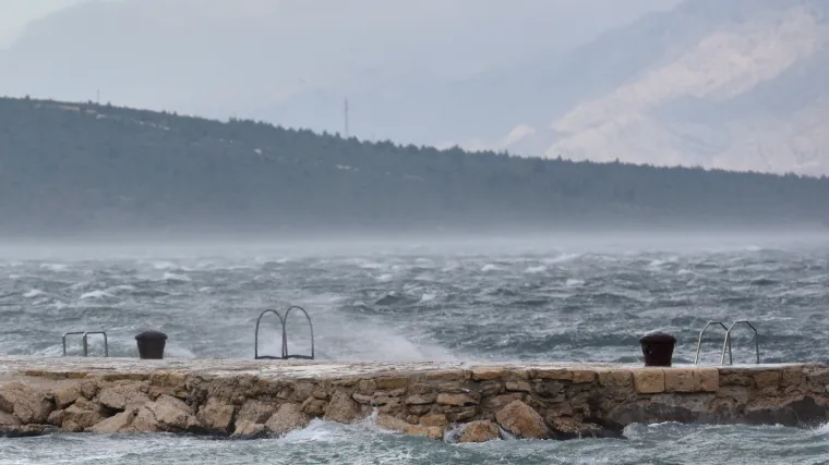 Bura otežava promet: zatvoren Pa&scaron;ki most, usidreni trajekti, zabrane na autocestama i magistrali