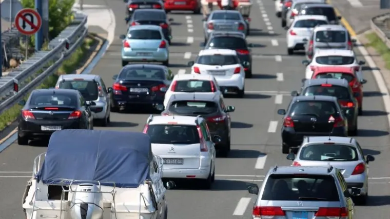 Jaka bura zatvorila ceste, čeka se u kilometarskim kolonama