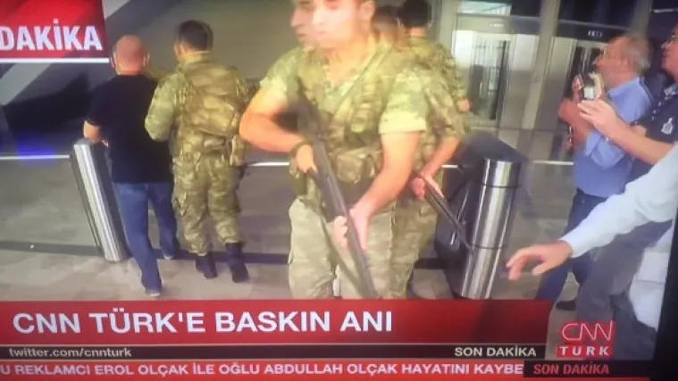 Snimka kaosa koji je nastao nakon &scaron;to su vojnici provalili u studio turskog CNN-a!