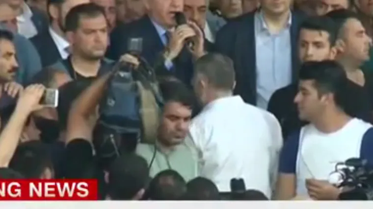 'Milijuni su iza&scaron;li na ulice, u tijeku su hap&scaron;enja izdajica, očistit ću vojsku!'