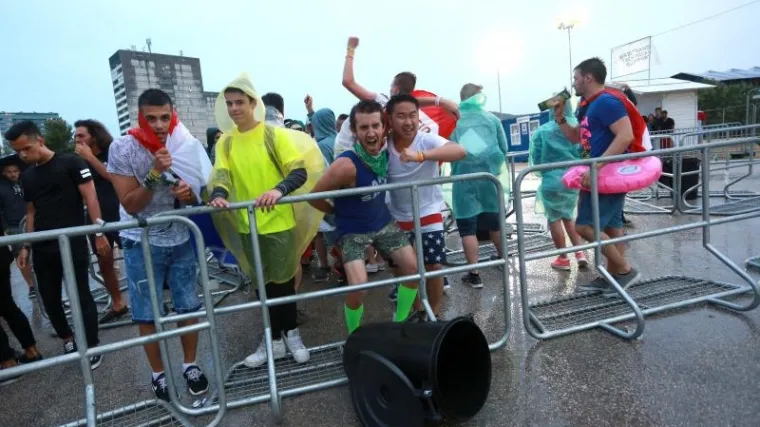 Očekuju se nastupi DJ-eva koji su trebali nastupiti sinoć