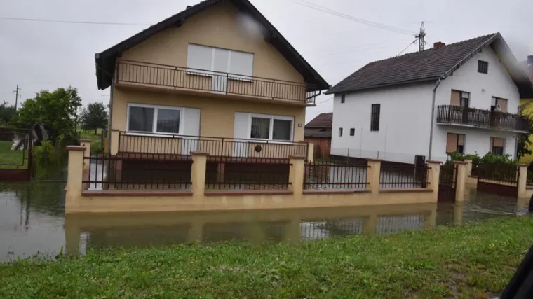 Zbog obilnih ki&scaron;a, poplave na na&scaron;ičkom području: prelili su se odvodni kanali i potoci, ugrožene kuće