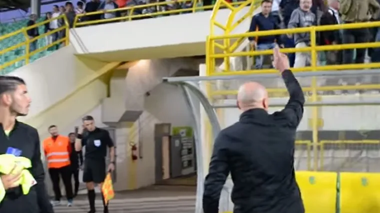 Pogledajte kako se s publikom svađa trener koji pola godine nije osvojio tri boda