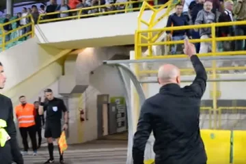 Pogledajte kako se s publikom svađa trener koji pola godine nije osvojio tri boda