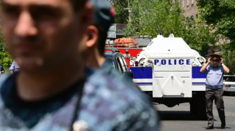 Naoružani napadači ubili jednog policajca, dvojicu ranili, drže taoce...