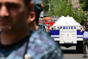 Naoružani napadači ubili jednog policajca, dvojicu ranili, drže taoce...