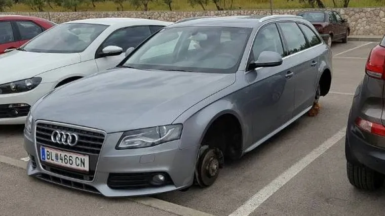 Luksuzni austrijski 'audi' preko noći na parkiralištu na Krku ostao bez kotača!
