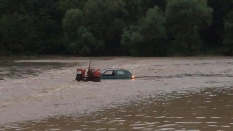 Dvoje ljudi usred noći sletjelo s ceste u bujicu, spasio ih HGSS