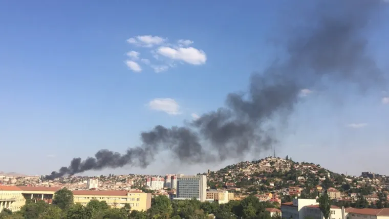 Iznad Ankare se izdigao veliki oblak crnog dima: vlasti tvrde da se zapalila zgrada