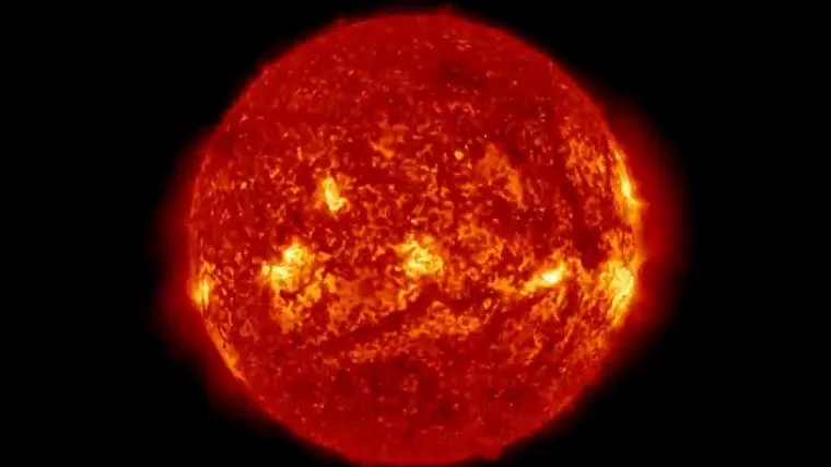 NASA budnim okom promatra veliku crnu masu koja raste na Suncu