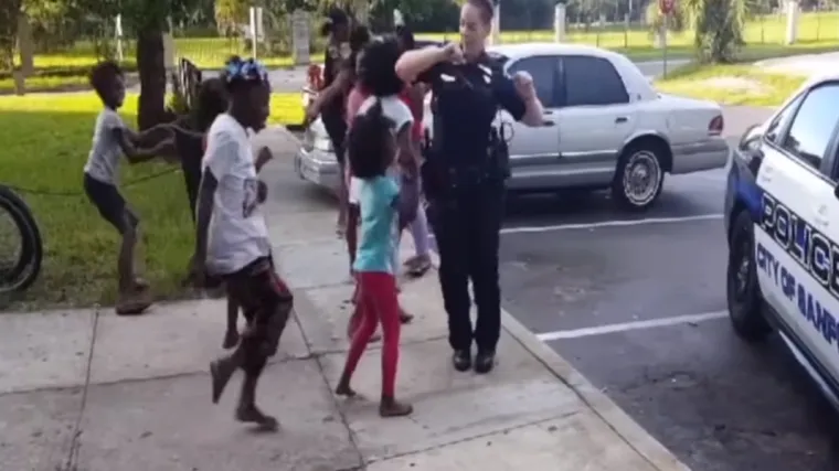 Policajka zaplesala s malenom djecom i brzo naučila plesne pokrete