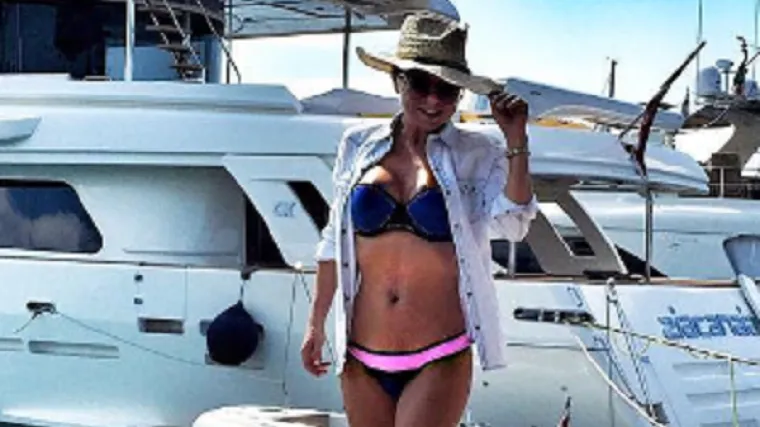 Vrući bikini joj jedva drži grudi na okupu