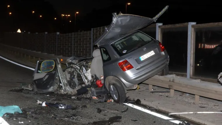 Otac poginuo u smrskanom vozilu, djeca ozlijeđena!