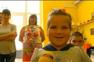 Mala volonterka: dok se njeni prijatelji brćkaju u moru, Lejla pomaže osobama s invaliditetom