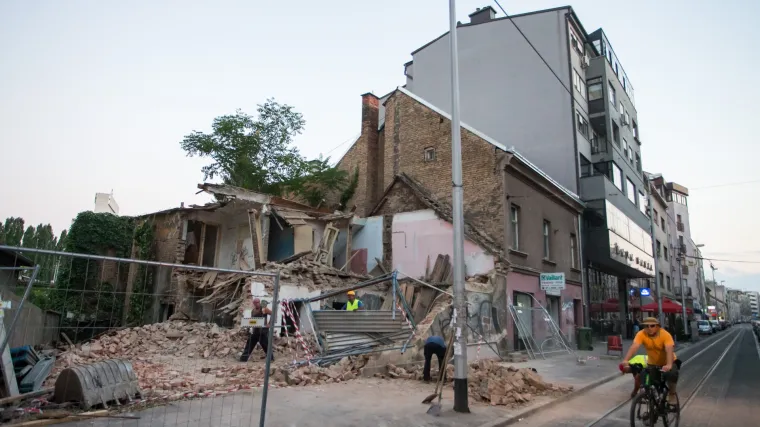 Umalo tragedija: u Tratinskoj ulici na kolnik i tramvajsku stanicu srušila se građevinska skela